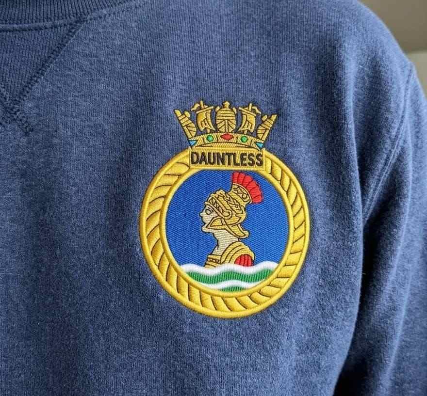 HMS_dauntless_crest_col_17873112242.jpg
